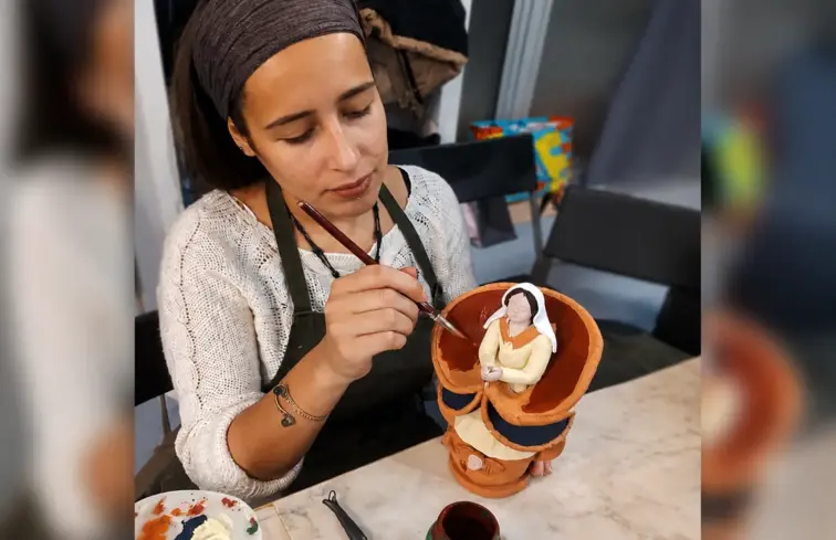 Sara Sapateiro, artesã, em processo de criação de um boneco de Estremoz